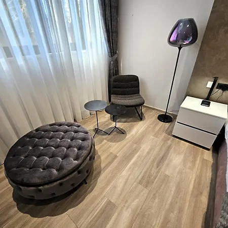 Apartment At 8 *